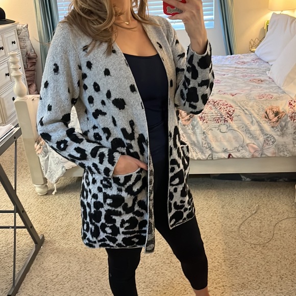 Black and Grey leopard Cardigan size M two pockets in front - Picture 2 of 8